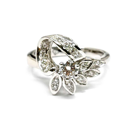 Anello Stilizzato con 1 Diamante CT 0.31 e 15 Diamanti Laterali CT 0.23