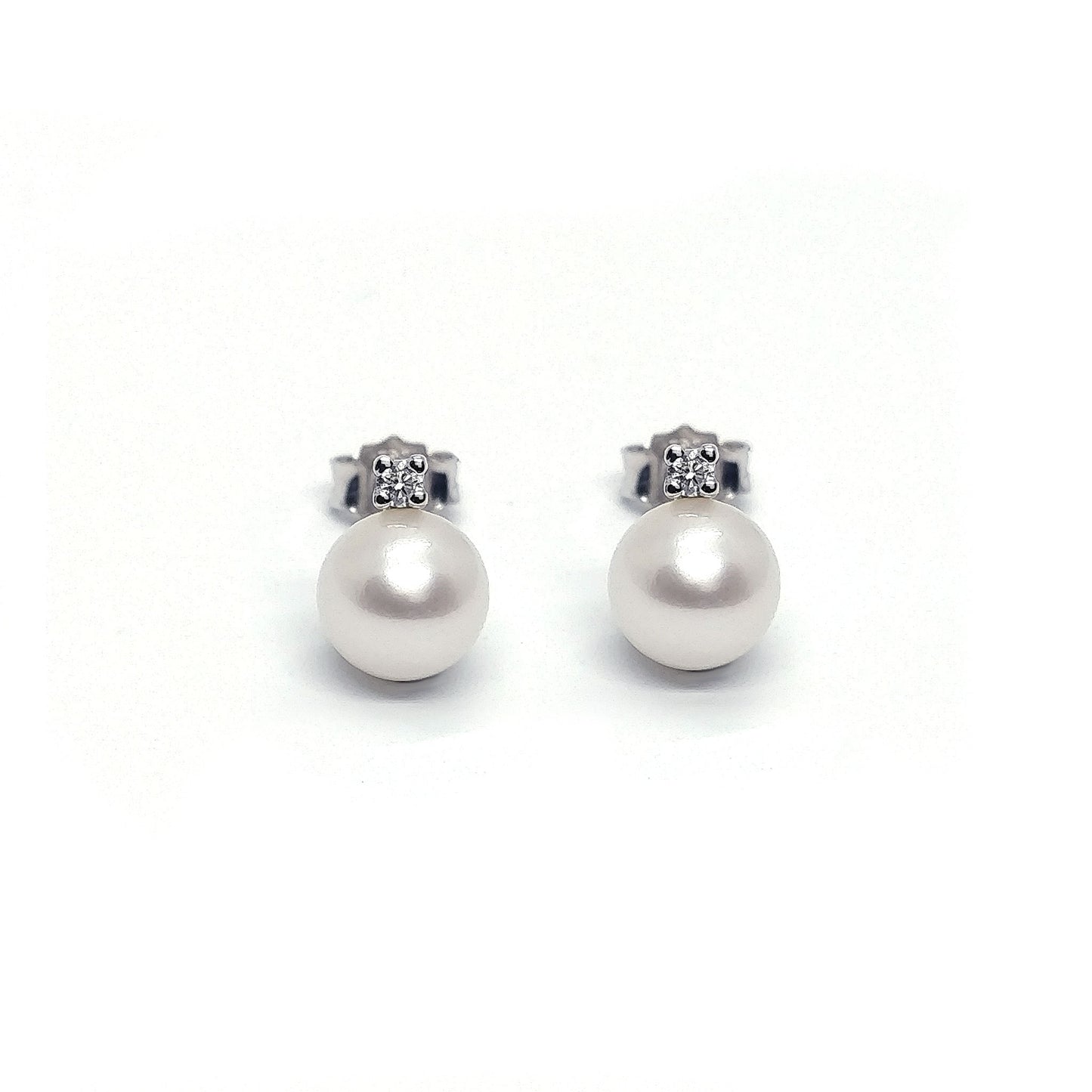 Orecchini con Perla Akoya 6/6.5 mm e 2 Diamanti CT 0.04