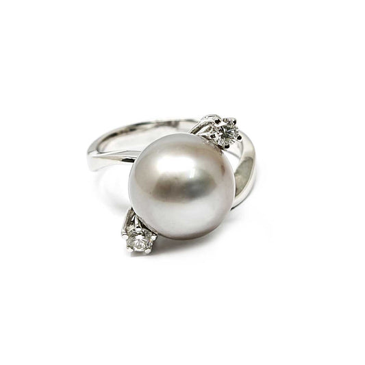 Anello con Perla Australiana Grigia mm 11.5/12 e Diamanti CT 0.22