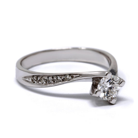 Anello Solitario con Diamanti Laterali CT 0.61