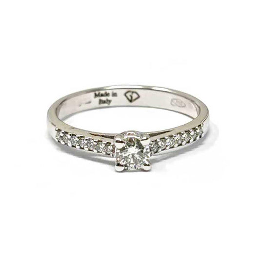 Anello Solitario con Diamante Centrale CT 0.25 Laterali CT 0.12