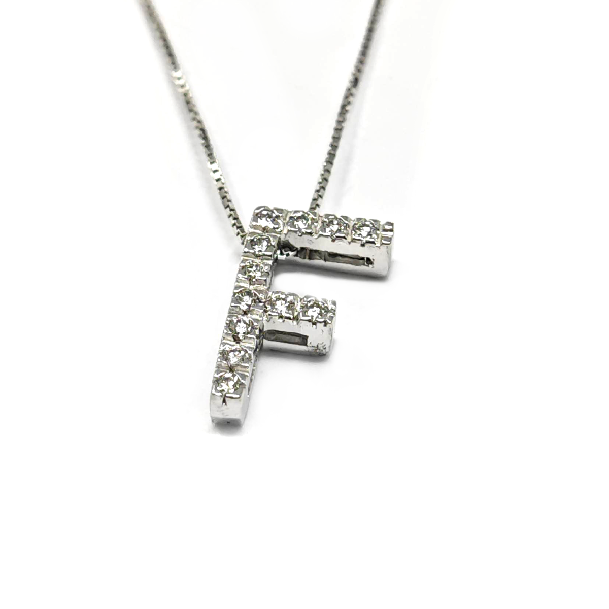 Pendente Lettera F Stampatello con 12 Diamanti CT 0.18