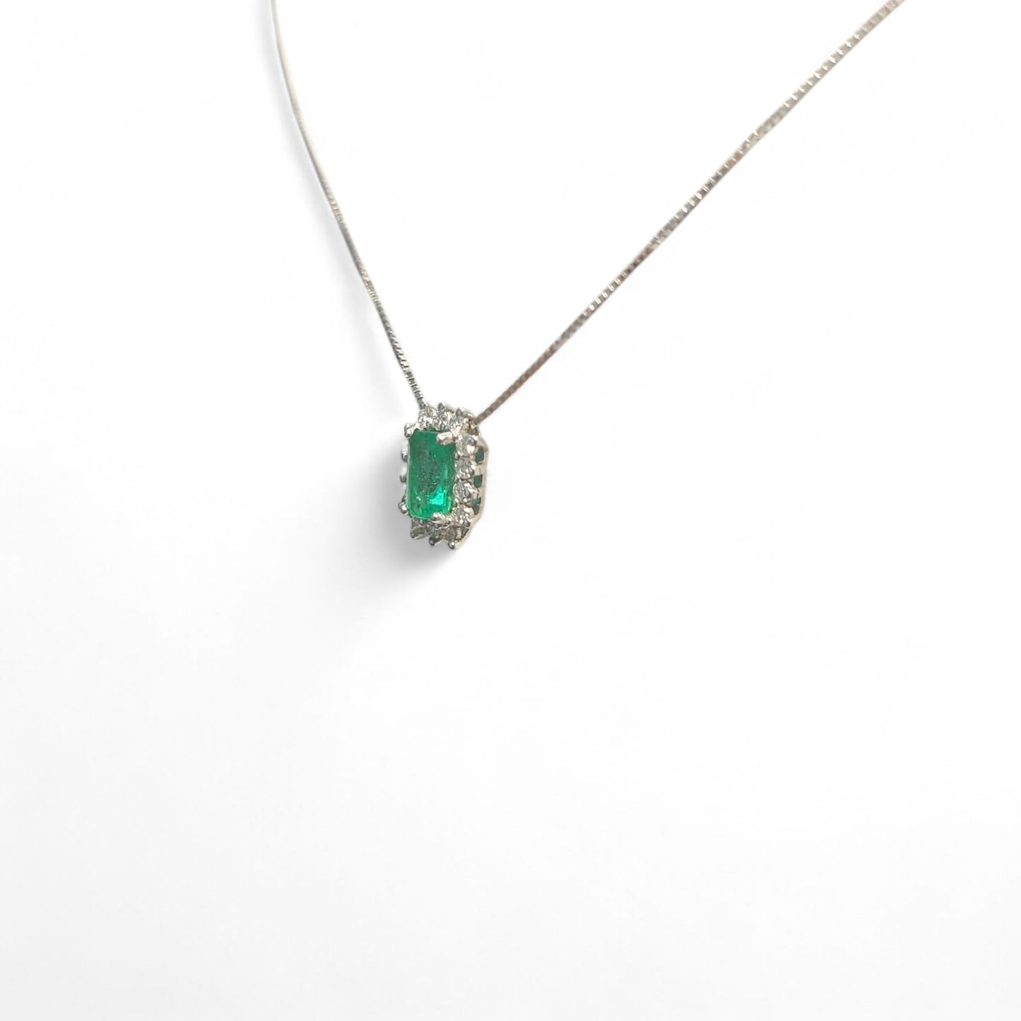 Pendente con Smeraldo Rettangolare CT 0.50 e Diamanti CT 0.22