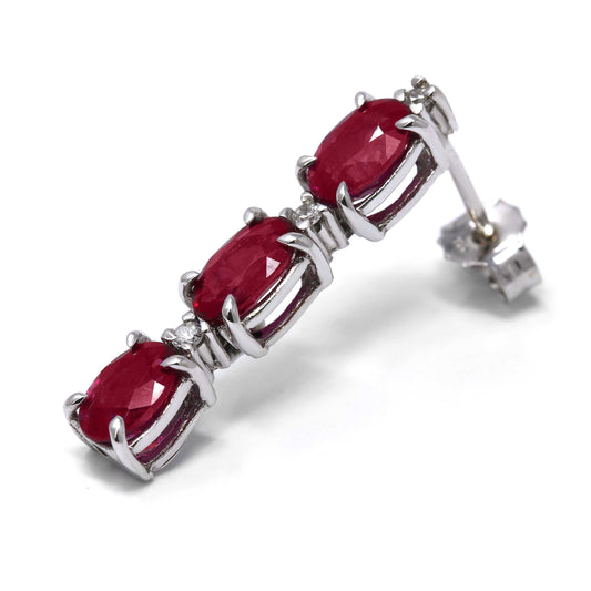 Orecchini Trilogy con Rubini ovali CT 3.26 e Diamanti Bianchi CT 0.10