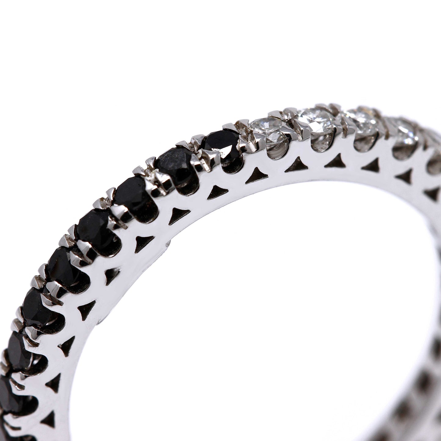 Anello Giradito con Diamanti Bianchi e Diamanti Neri