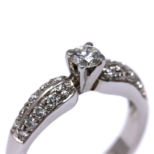 Anello Solitario con Diamanti Laterali CT 0.60