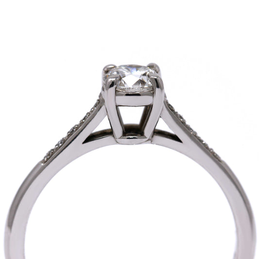 Anello Solitario con Laterali di Diamanti Bianchi CT 0.55