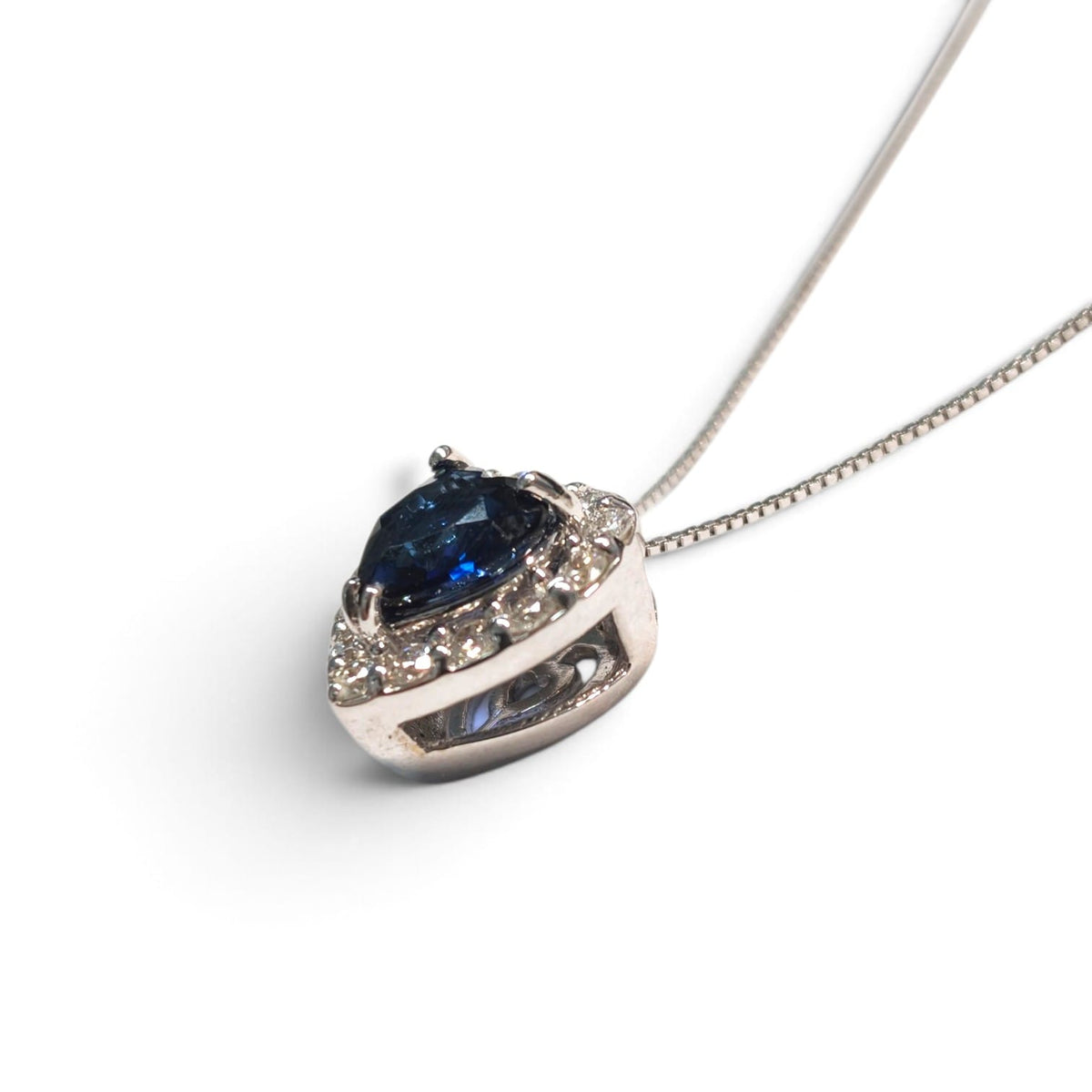 Pendente in Oro Bianco 18kt con Diamanti CT 0.25 e Zaffiro Cuore CT 0.80