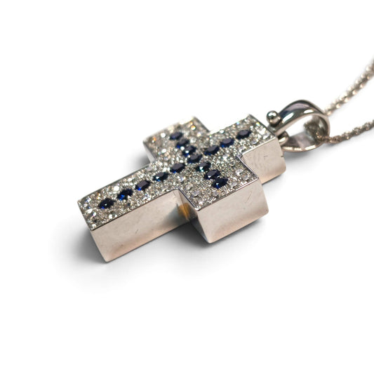 Pendente Croce Mattone in Oro Bianco 18kt con Diamanti CT 0.56 e Zaffiri CT 0.60