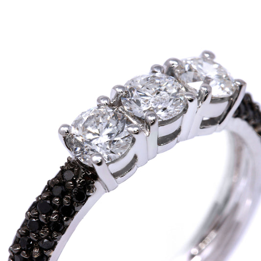 Anello Trilogy con Diamanti Bianchi Centrali CT 0.94 e Diamanti Neri CT 0.19
