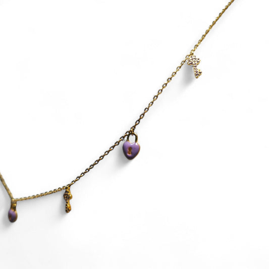 Collana Dorata con Pendenti, chiave zirconata e catenaccio smaltato Viola