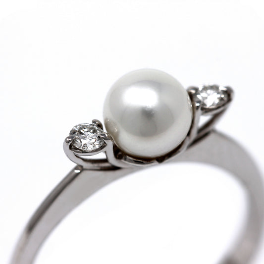 Anello con Perla Akoya 5.5/6 e Diamanti CT 0.12