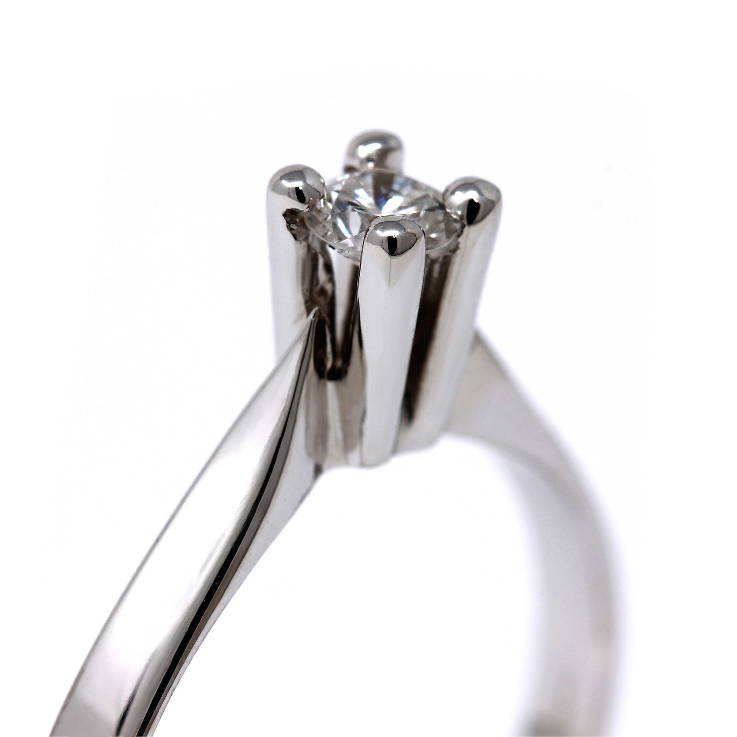 Anello Solitario modello Giza in Oro Bianco con Diamante CT 0.15 SI1 F
