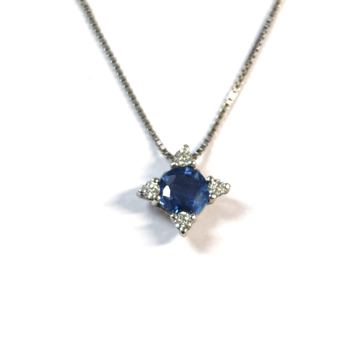 Pendente con Zaffiro CT 0.30 e Diamanti CT 0.04
