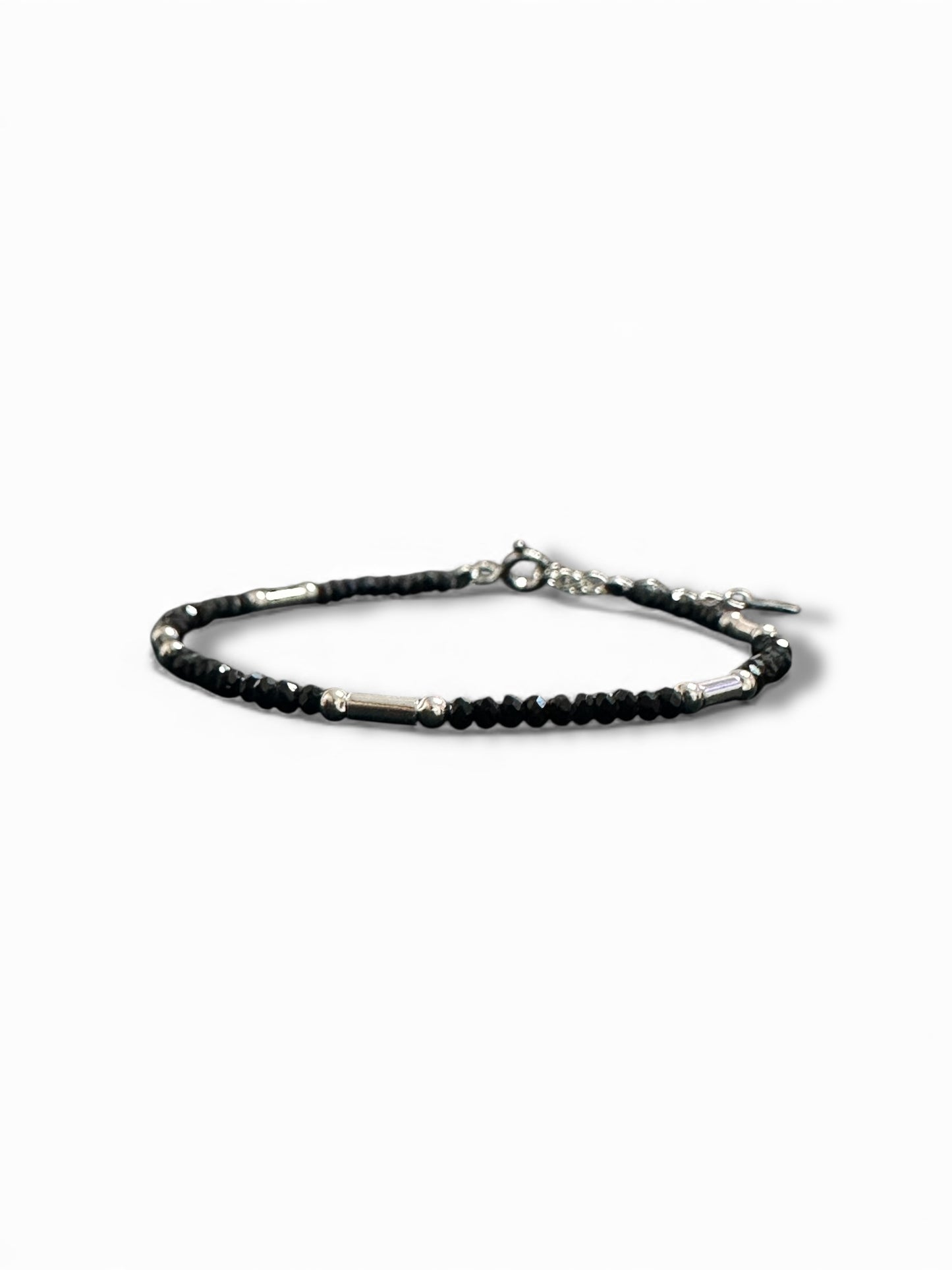 Bracciale in Argento 925 con Perline Nere Sfaccettate e Tubicini Argento