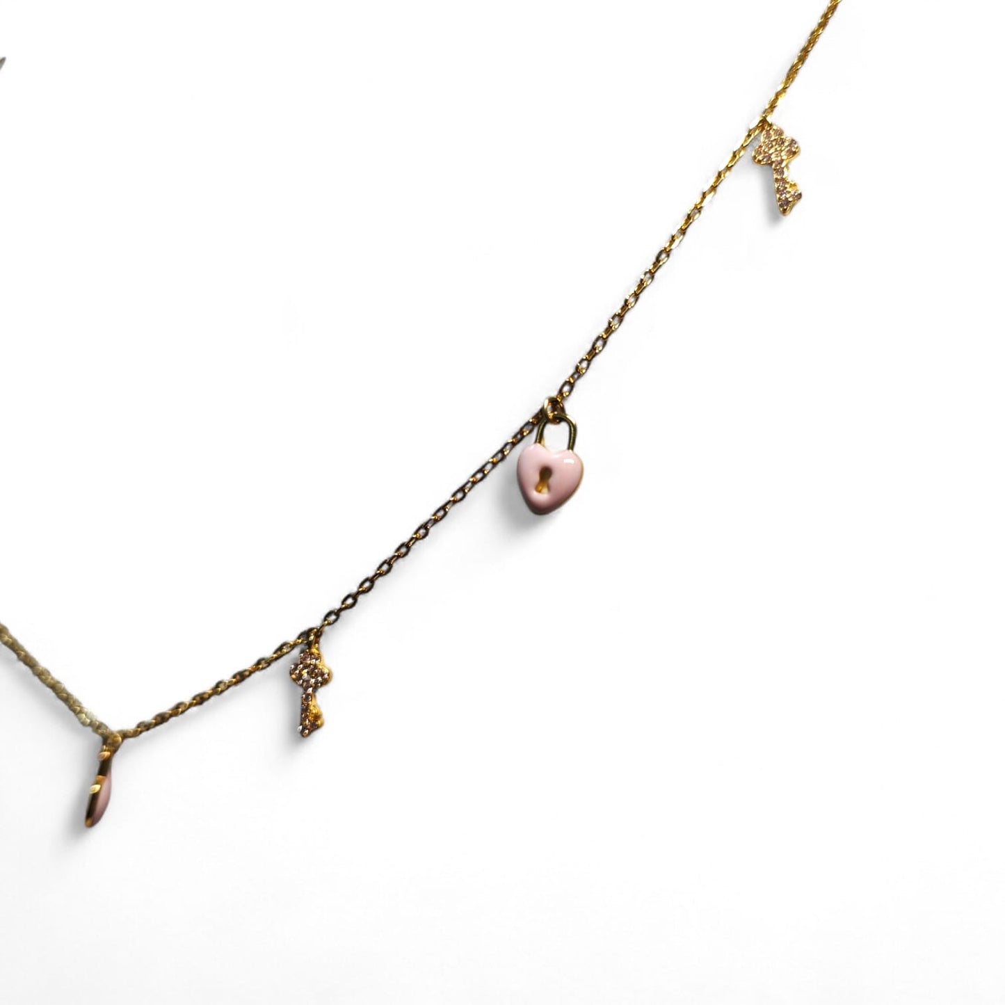 Collana Dorata con Pendenti, chiave zirconata e catenaccio smaltato rosa
