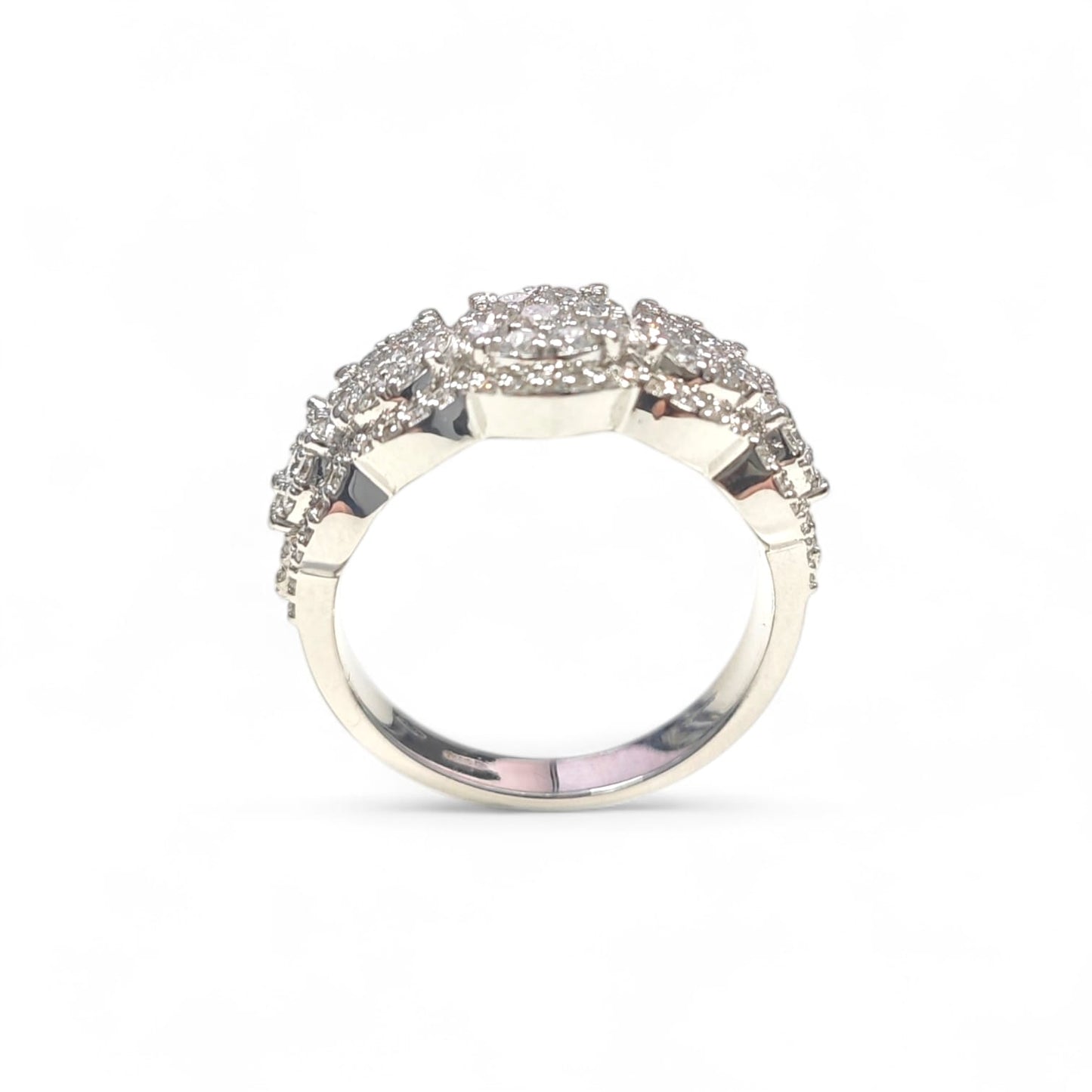 Anello Fascia Oro Bianco con Pavé a Rosoni di Diamanti CT 1.25