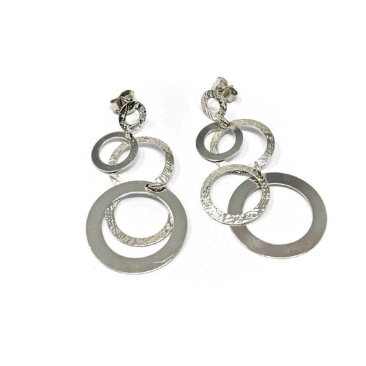 Orecchini pendenti a cerchi vari in argento lucido e satinato.