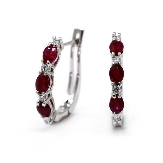 Orecchini Trilogy con Rubini ovali CT 1.32 e Diamanti Naturali CT 0.21