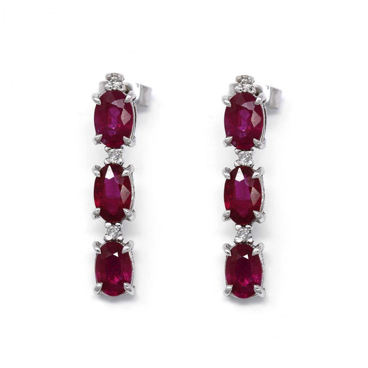 Orecchini Trilogy con Rubini ovali CT 3.26 e Diamanti Bianchi CT 0.10