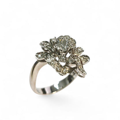 Anello Solitario contornato di Diamanti Laterali CT 1.09