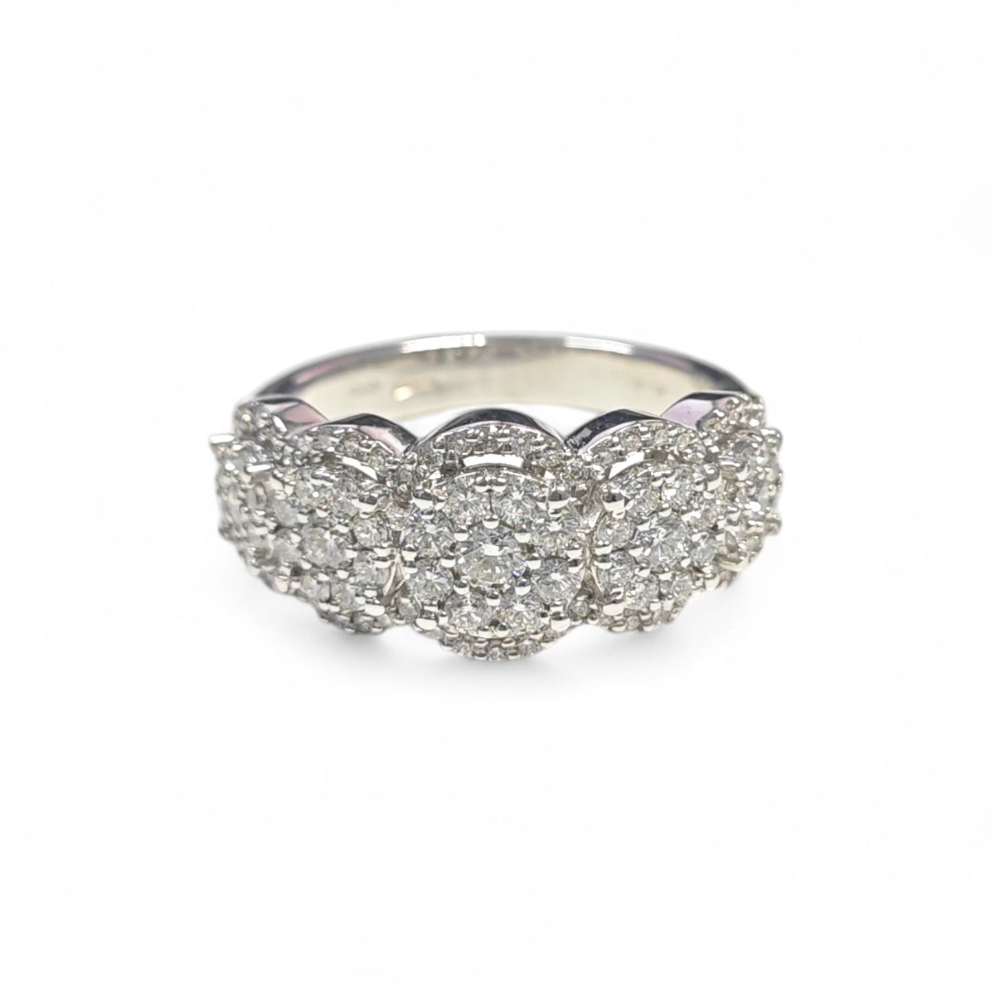 Anello Fascia Oro Bianco con Pavé a Rosoni di Diamanti CT 1.25