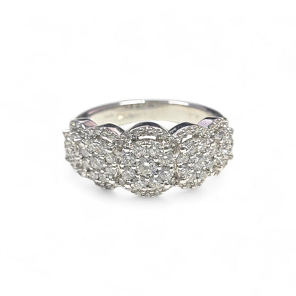 Anello Fascia Oro Bianco con Pavé a Rosoni di Diamanti CT 1.25