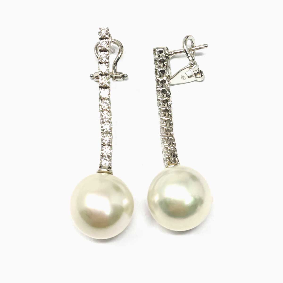 Orecchini con Perle Australiana mm 13.5/14 con 24 Diamanti  CT 1.44