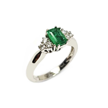 Anello con Smeraldo Ottagonale Colombia CT 0.80 e Diamanti CT 0.24