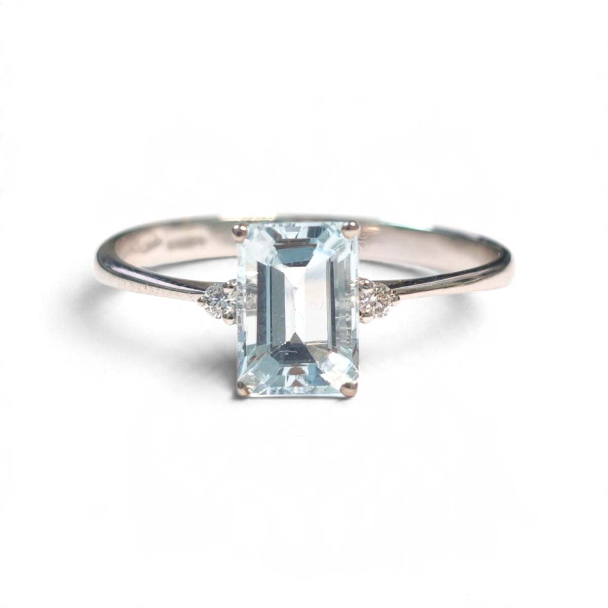 Anello in Oro Bianco 18kt con Diamanti CT 0.04 e Acquamarina CT 1.02