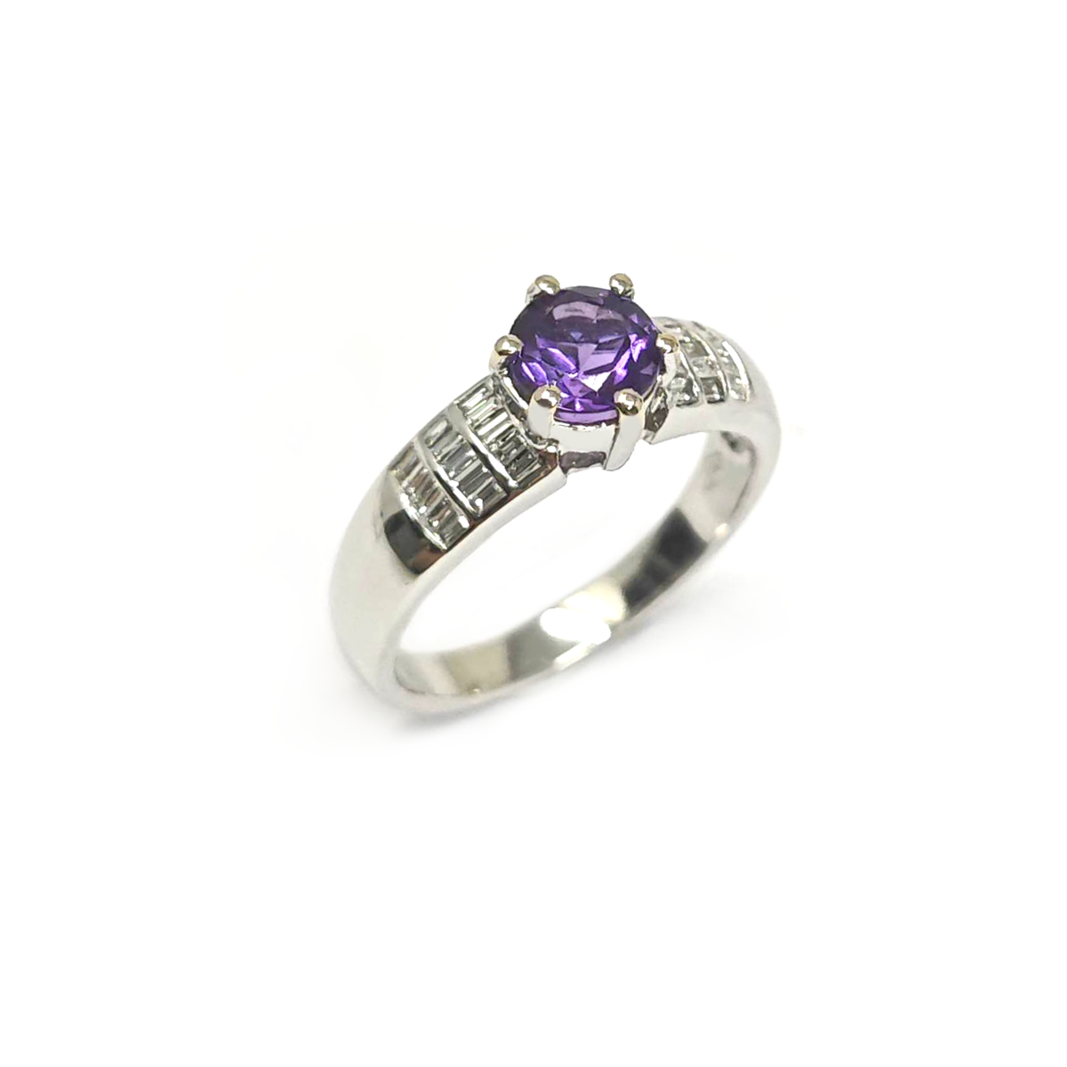 Anello Solitario in Oro 18kt con  Diamanti CT 0.30 e Ametista CT 0.80