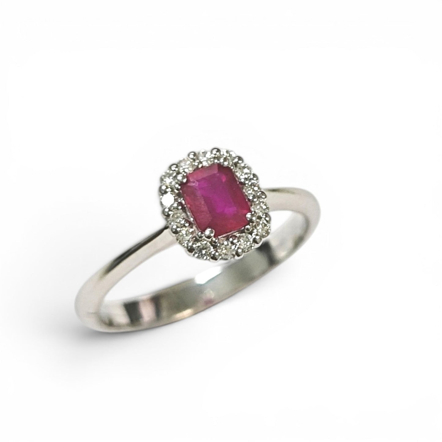 Anello con Rubino CT 0.40 e Diamanti CT 0.14
