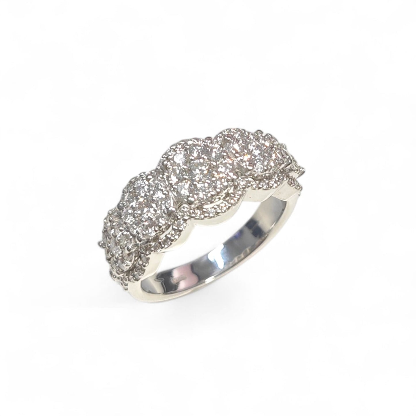 Anello Fascia Oro Bianco con Pavé a Rosoni di Diamanti CT 1.25