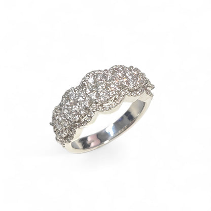 Anello Fascia Oro Bianco con Pavé a Rosoni di Diamanti CT 1.25