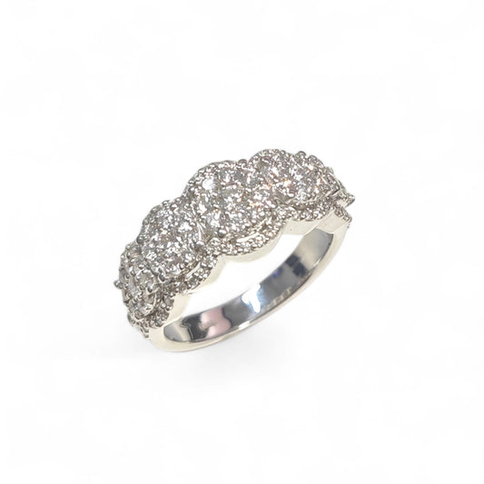 Anello Fascia Oro Bianco con Pavé a Rosoni di Diamanti CT 1.25