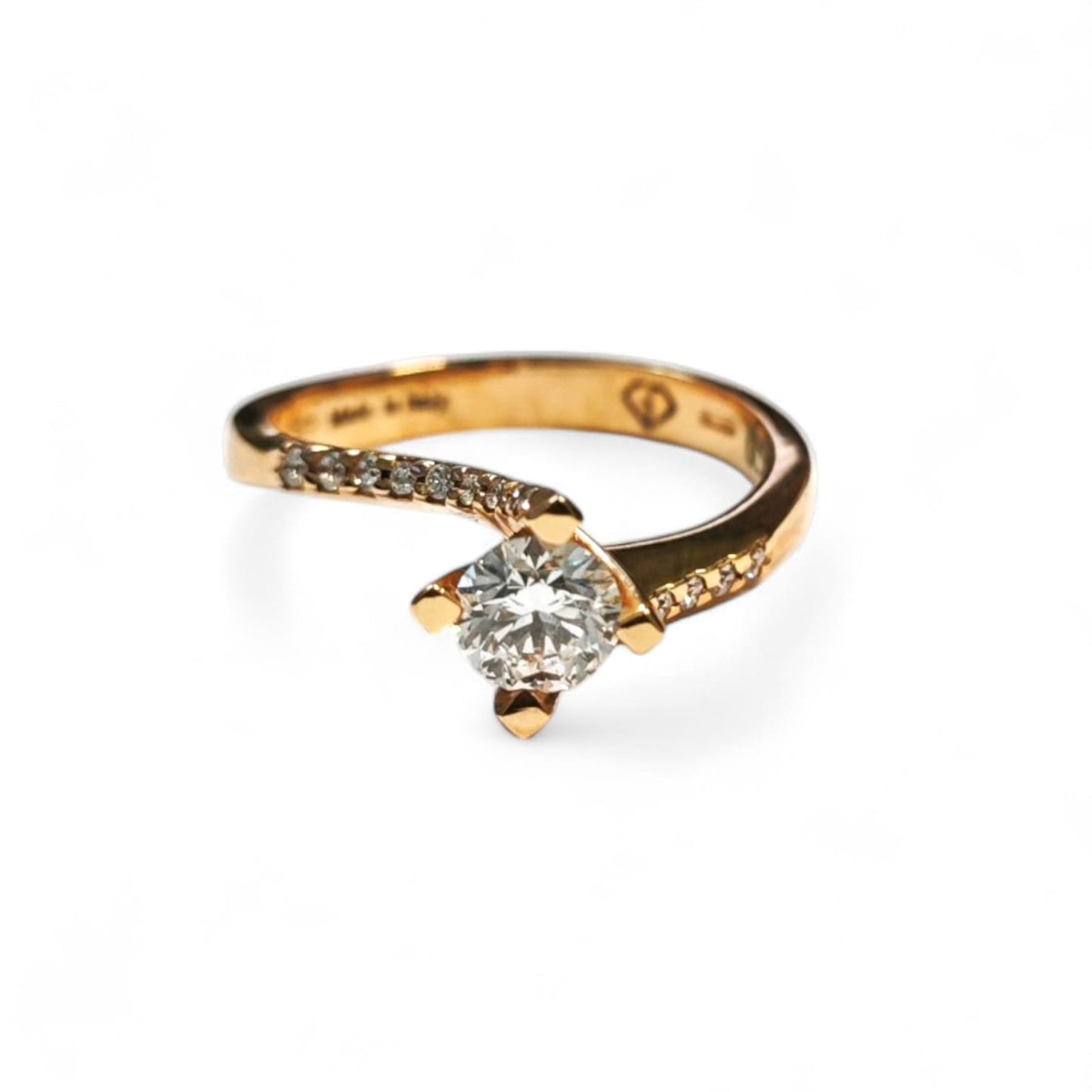 Anello Solitario in Oro Rosa linea Valentino con Diamanti Laterali CT 0.59