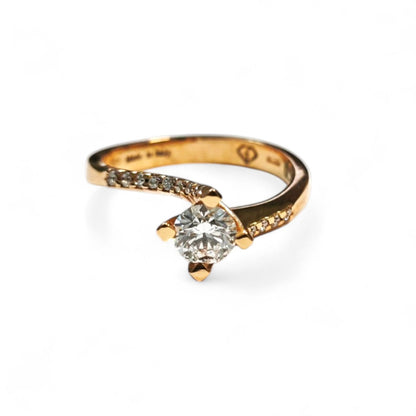 Anello Solitario in Oro Rosa linea Valentino con Diamanti Laterali CT 0.59