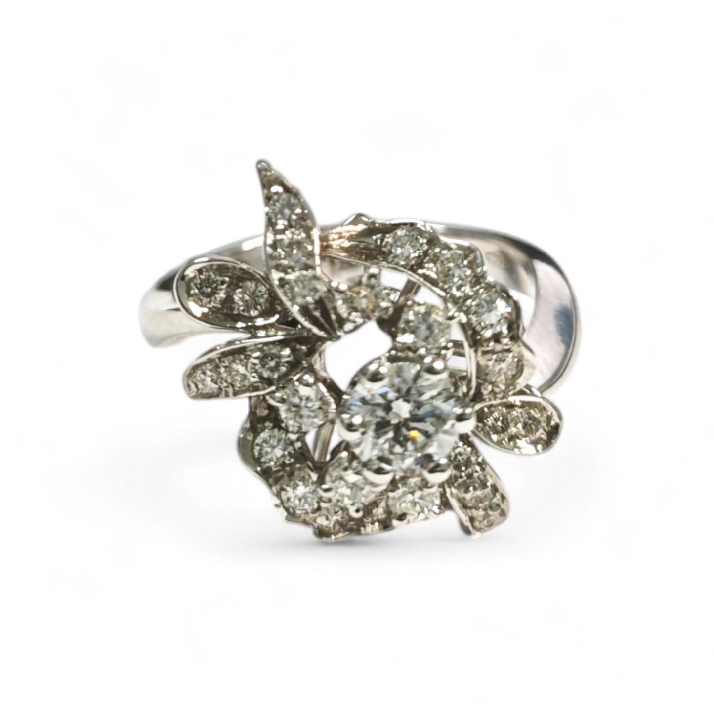 Anello Solitario contornato di Diamanti Laterali CT 1.09