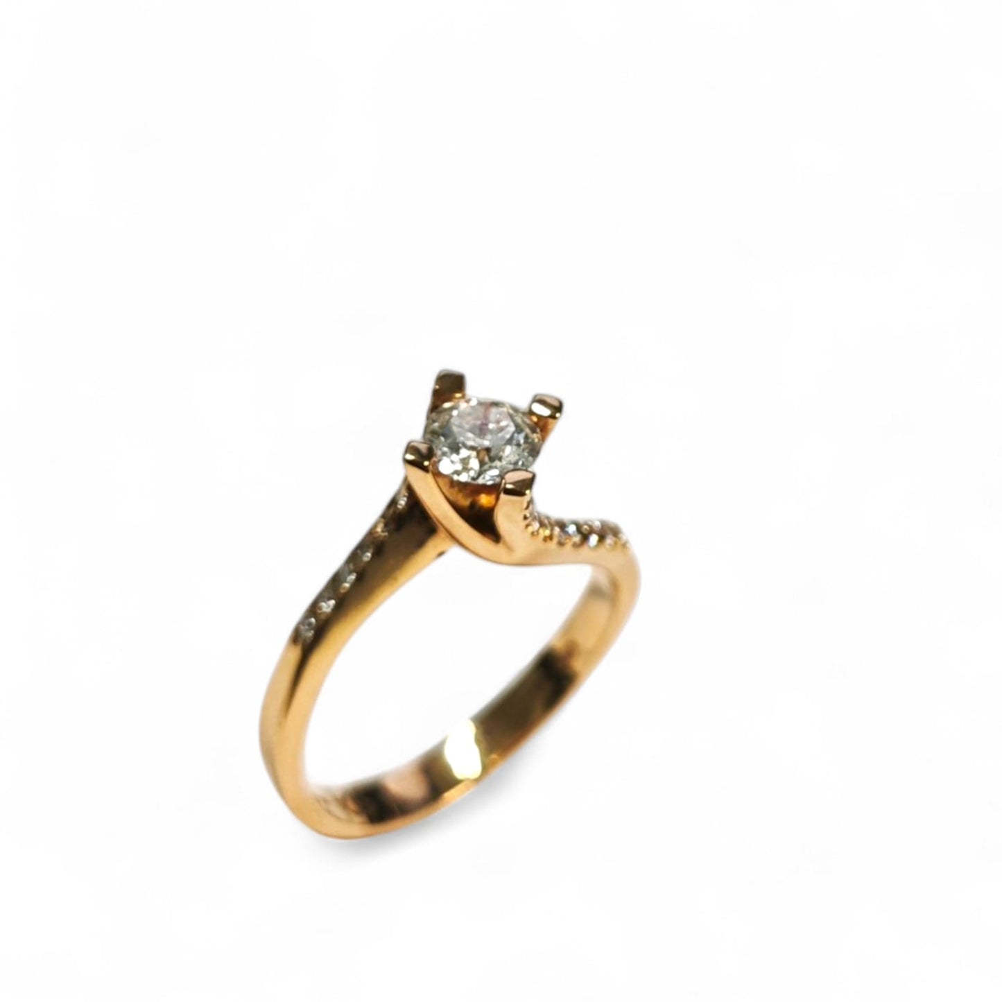 Anello Solitario in Oro Rosa linea Valentino con Diamanti Laterali CT 0.59
