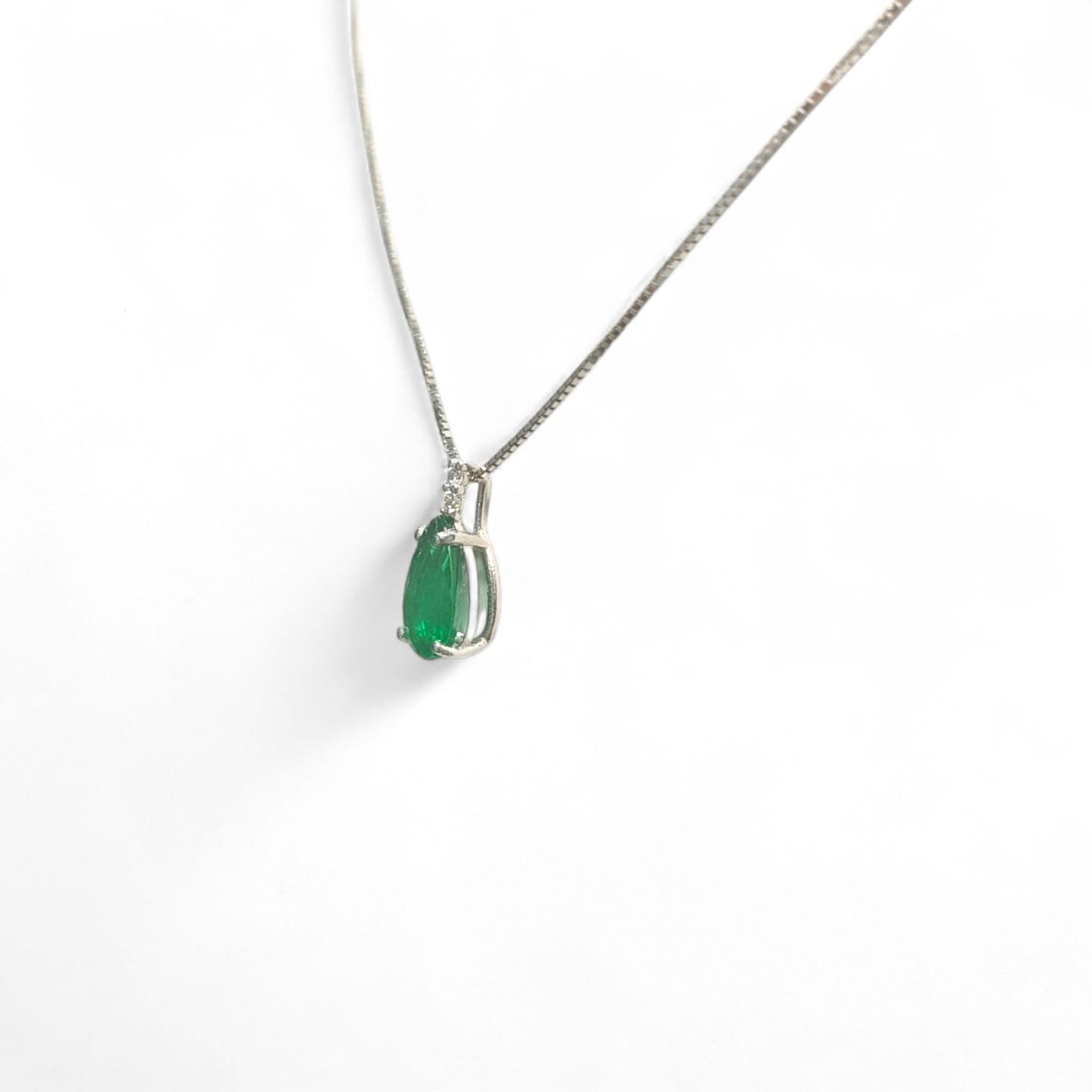 Pendente con Smeraldo Goccia CT 0.40 e Brillanti CT 0.02