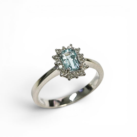 Anello con Acquamarina CT 0.50 e Diamanti CT 0.21