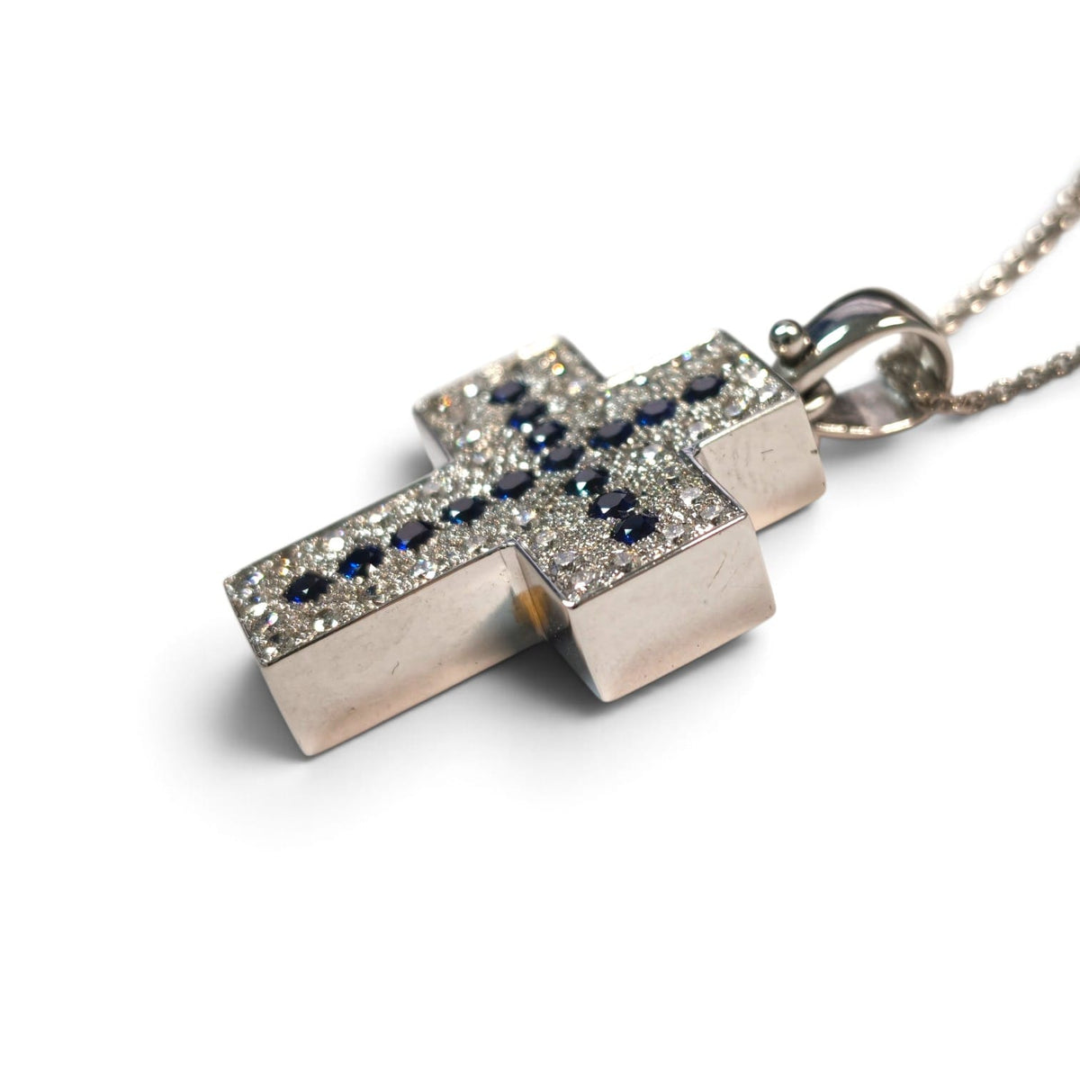 Pendente Croce Mattone in Oro Bianco 18kt con Diamanti CT 0.56 e Zaffiri CT 0.60