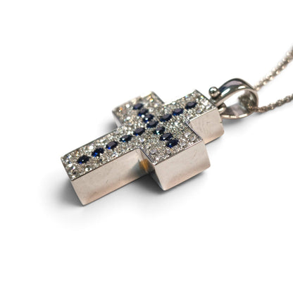 Pendente Croce Mattone in Oro Bianco 18kt con Diamanti CT 0.56 e Zaffiri CT 0.60
