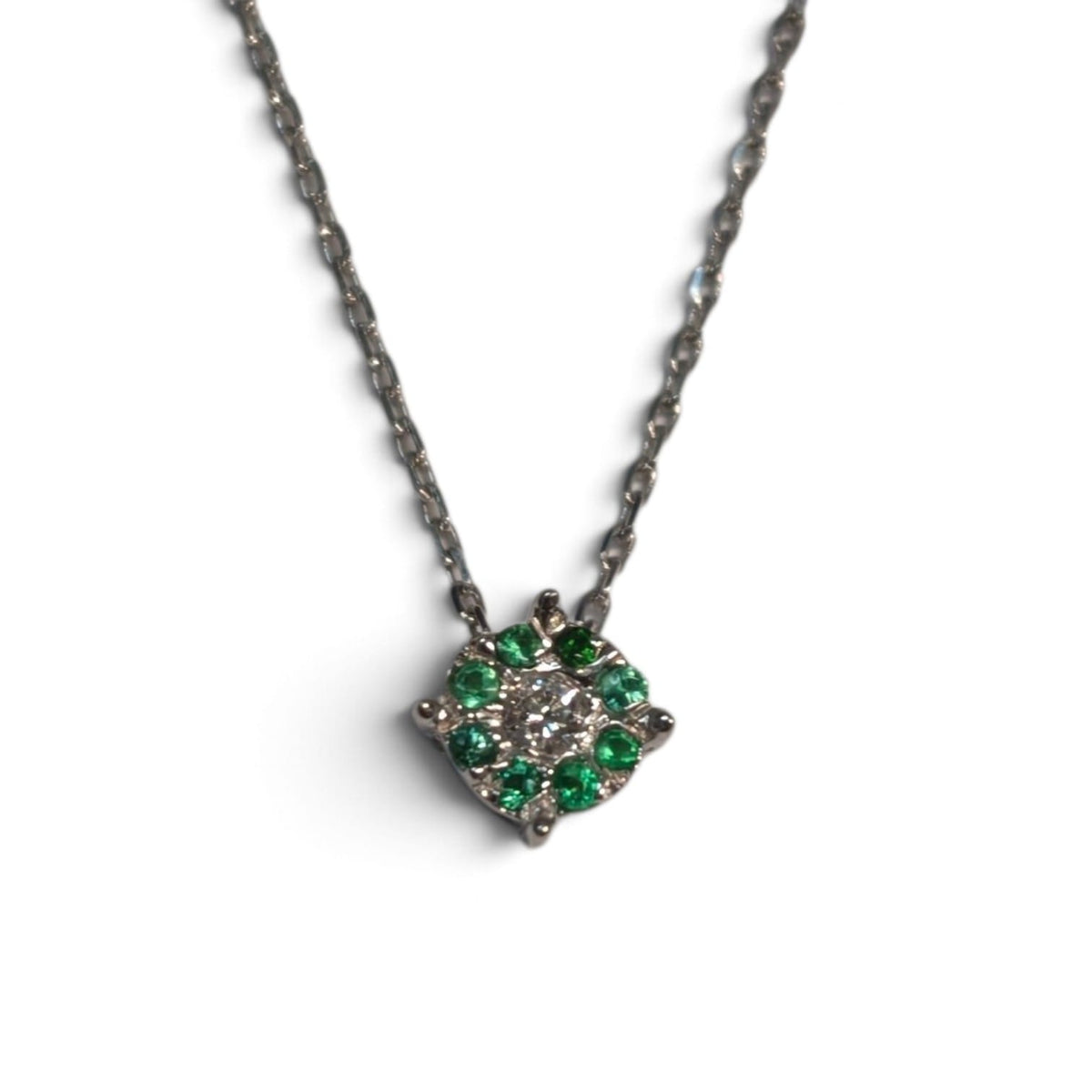 Pendente Linea Fiore in Oro Bianco 18kt con Diamante CT 0.03 e Smeraldi CT 0.05