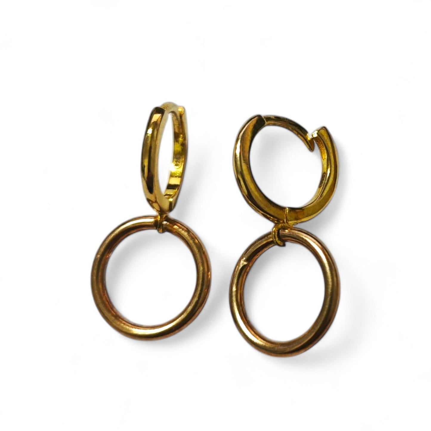 Orecchini cerchietto con cerchio pendente in argento dorato e bianco