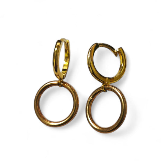 Orecchini cerchietto con cerchio pendente in argento dorato e bianco