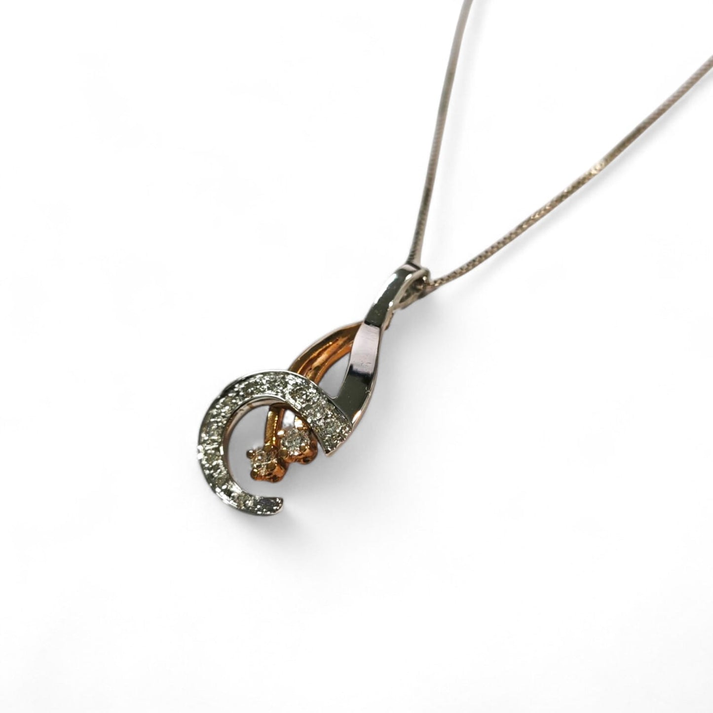 Pendente Bicolore Stilizzato con 12 Diamanti CT 0.18