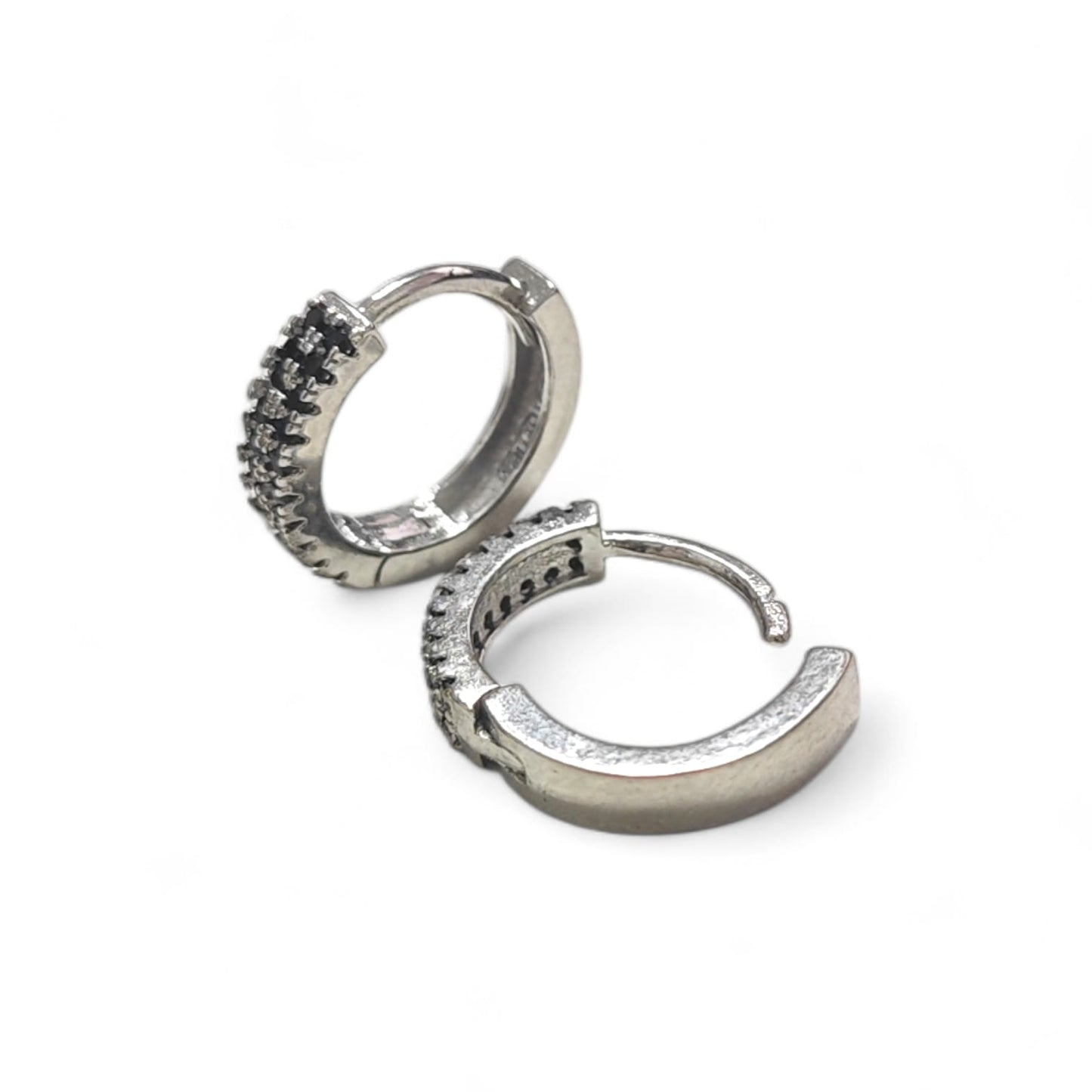 Orecchini Cerchio in Argento 925 Rodio con Zirconi Neri