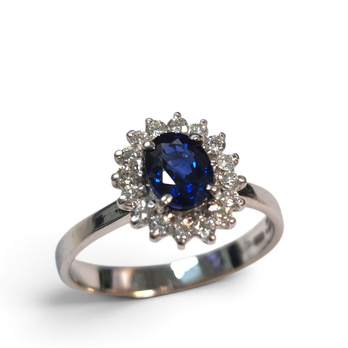 Anello in Oro Bianco 18kt con Zaffiro CT 1.10 e Diamanti CT 0.16