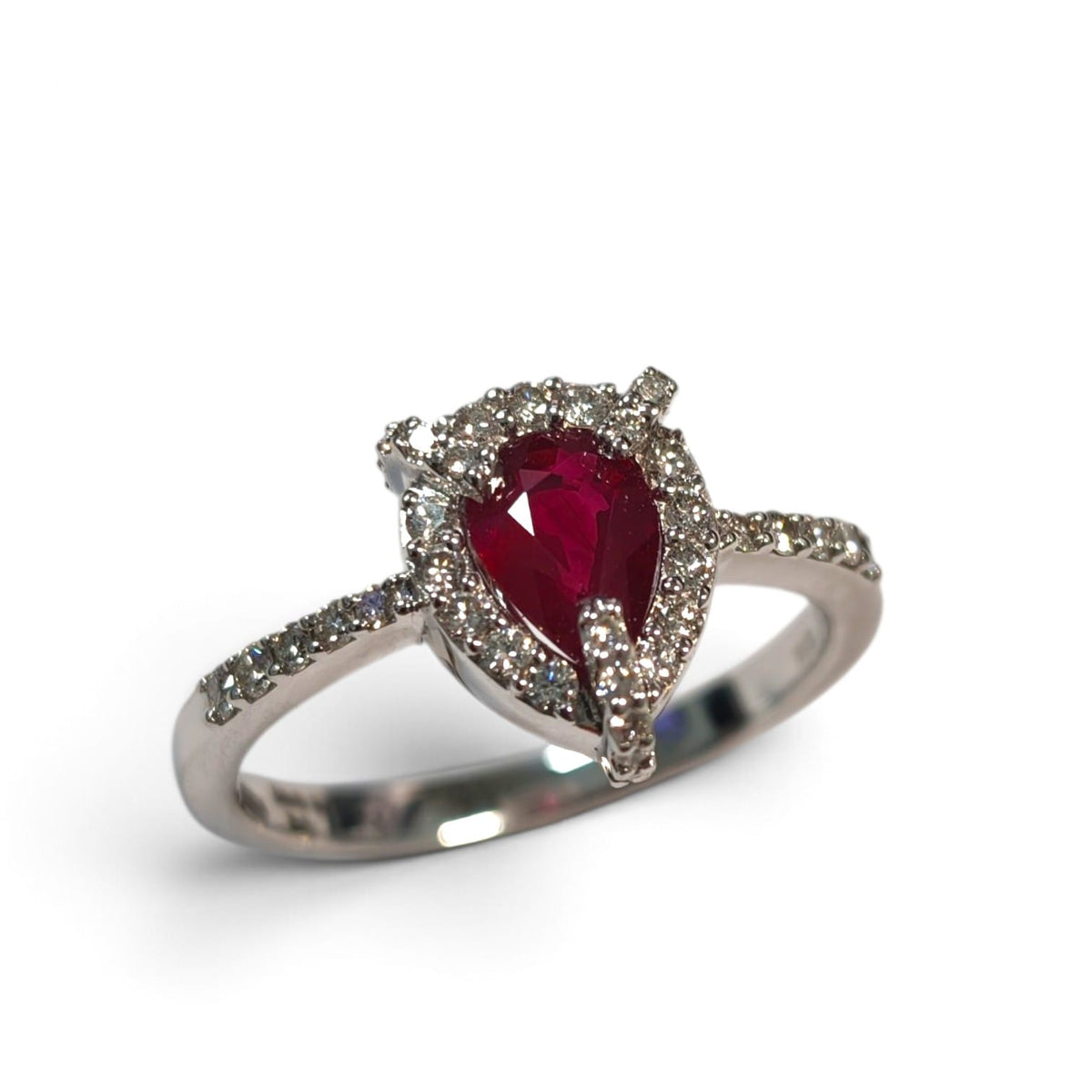 Anello in Oro 18kt con Rubino a Goccia CT 0.64 e Diamanti CT 0.34